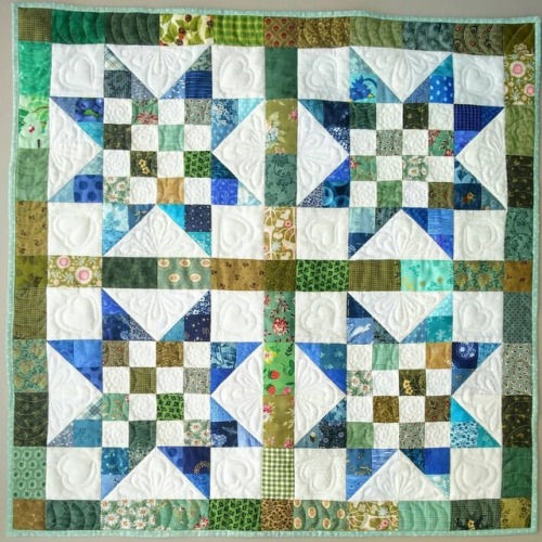 Mini 24x24 inch. With lots of free motion practice ☺️ #quiltsofinstagram #quilting #patchwork #miniq