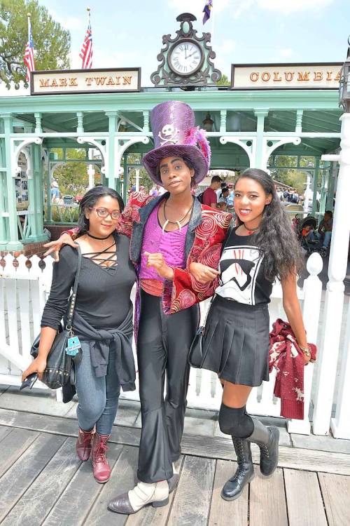 minnanohime: me and @oremi had so much fun at disneyland on Thursday! We met many disney characters