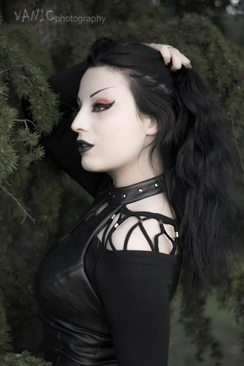 gothicandamazing:    Model, MUA: Kali Noir DiamondPhotography: Vanic PhotographyWelcome to Gothic and Amazing |www.gothicandamazing.org   