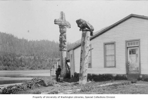 ifiwereafreakingwolf:  Whale and bear totem poles belonging to Tl