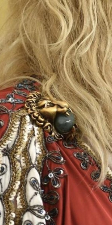 thelannisteroftarth: Details of Gwendoline’s dress: golden lion eating sapphire.  Gwendoline said TA