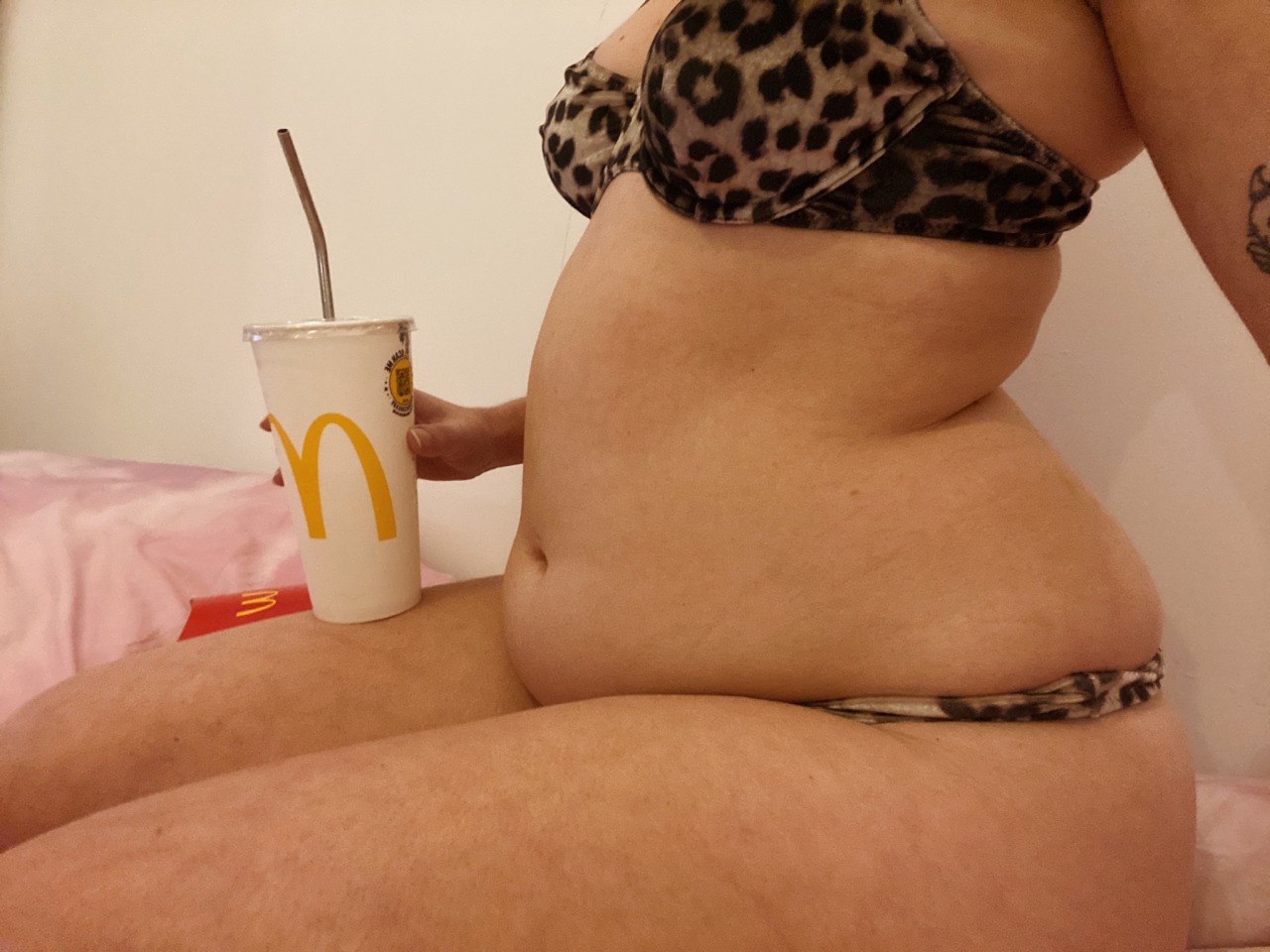 squishy-baexo:I’m lovin’ it 🍟❤️https://onlyfans.com/squishy_bae adult photos