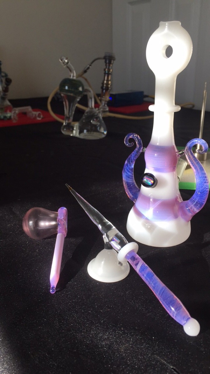 arianndabs:  My new piece arrived today in de mail 😍 Swanglass Pinkslyme Mini-Tube !