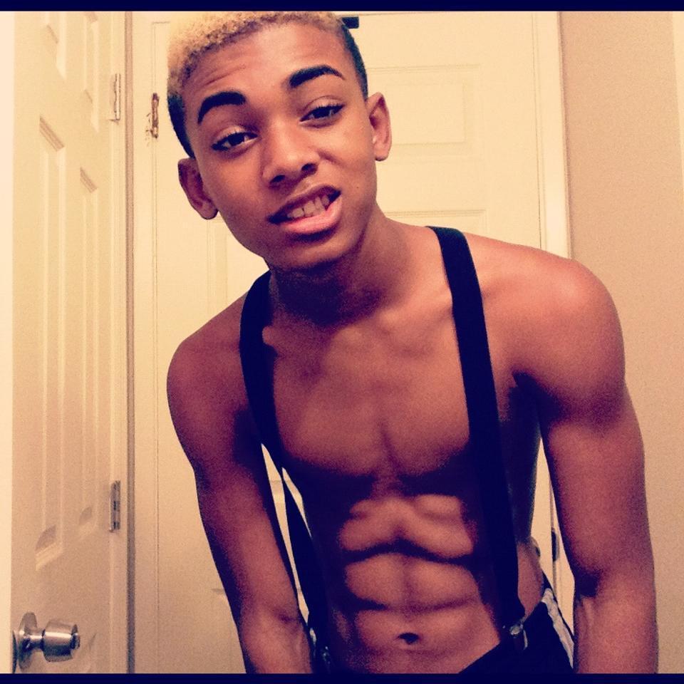 sexyblackboys4u2:  sexy Avion 