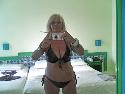 sexy-milf-selfie:  Real name: Erin Married: No Pictures: 49 Naked pics: Yes Free sign-up: Yes Link t