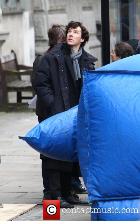 nixxie-fic:Benedict Cumberbatch filming ‘The Fall’ - April 2013 - (x)