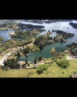 #guatape #pueblo #Colombia #elpenol #elpeñol #bigassrock almost to part 1 of the top there is a lower top and then a tippy tippy top top 😆