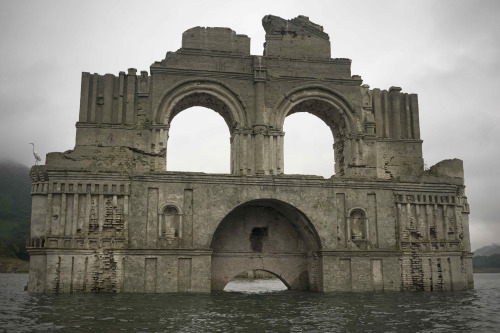 itscolossal:A Drought in Mexico Uncovers a 400-Year-Old Colonial Church in the Middle of Reservoir /