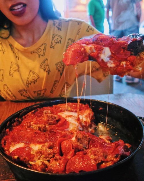 First time eating real deep-dish pizza in Chicago! #Pequods #Chicago (at Pequod&rsquo;s Chicago Pizz