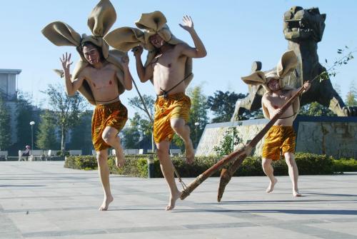 The Tiger Dance of the Yi in Yunnan It is said that the Yi people from Shuangbai County in Yunnan pr