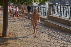 public-nude-sister:  More public pictures here