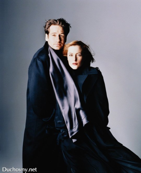 everdeer:seeingbeyondfear:  apprenticemockingbird:  Remember all those promo pics that made it look like Mulder and Scully were going to the prom?  I’m coming up short on THE prom promo pics, but I’ve always felt they were part of a larger series,
