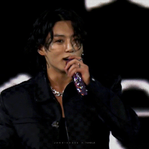 HES SO FREAKING GORGEOUS