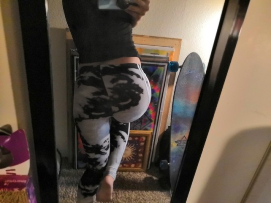 devourouskitten:  They’re size small, but leggings are stretchy and should be fine.. Right? We’ll see just how long these last 