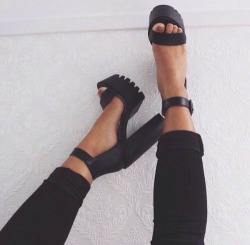 luxury-andfashion:  Chunky Heel Sandals /