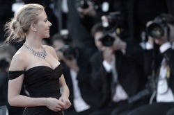 #Scarlett Johansson #Scarlett #Johansson #Venice 2013 #Black Dress #Blond #Smile