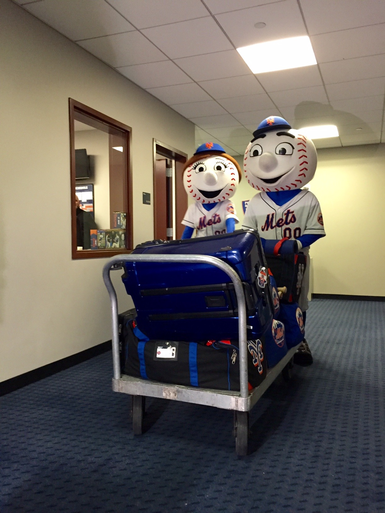 mets:  Happy Truck Day! Mr. and Mrs. Met helped pack up the team truck that’s headed