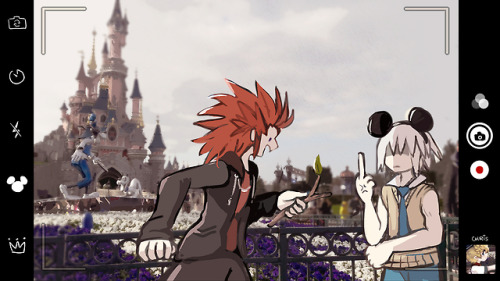 momoppi:  kh2 cast posing with disneyland statues
