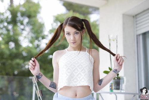 suicidegirlsallday:  Gatete - Bubble Floyd