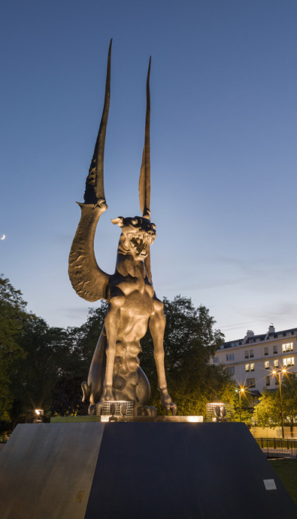 hobbit-queen:bogleech:This fucking awesome statue in London is called “she guardian” and supposedly 