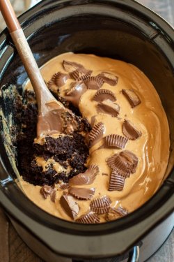 foodffs:  SLOW COOKER PEANUT BUTTER CHOCOLATE