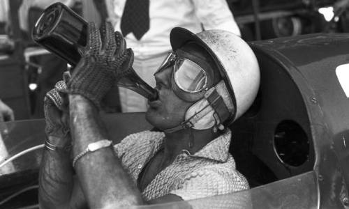 Happy 90th birthday to Sir Stirling Moss!Seen here during a pit stop of the Pescara Grand Prix, Ital