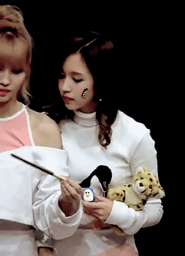 kpopmeltsmybrain13:  The day that MiMo kissed each other in front of everyone ~~