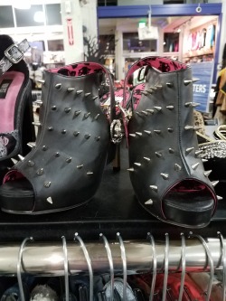 shiftythrifting:  Found some bitchin’ shoes