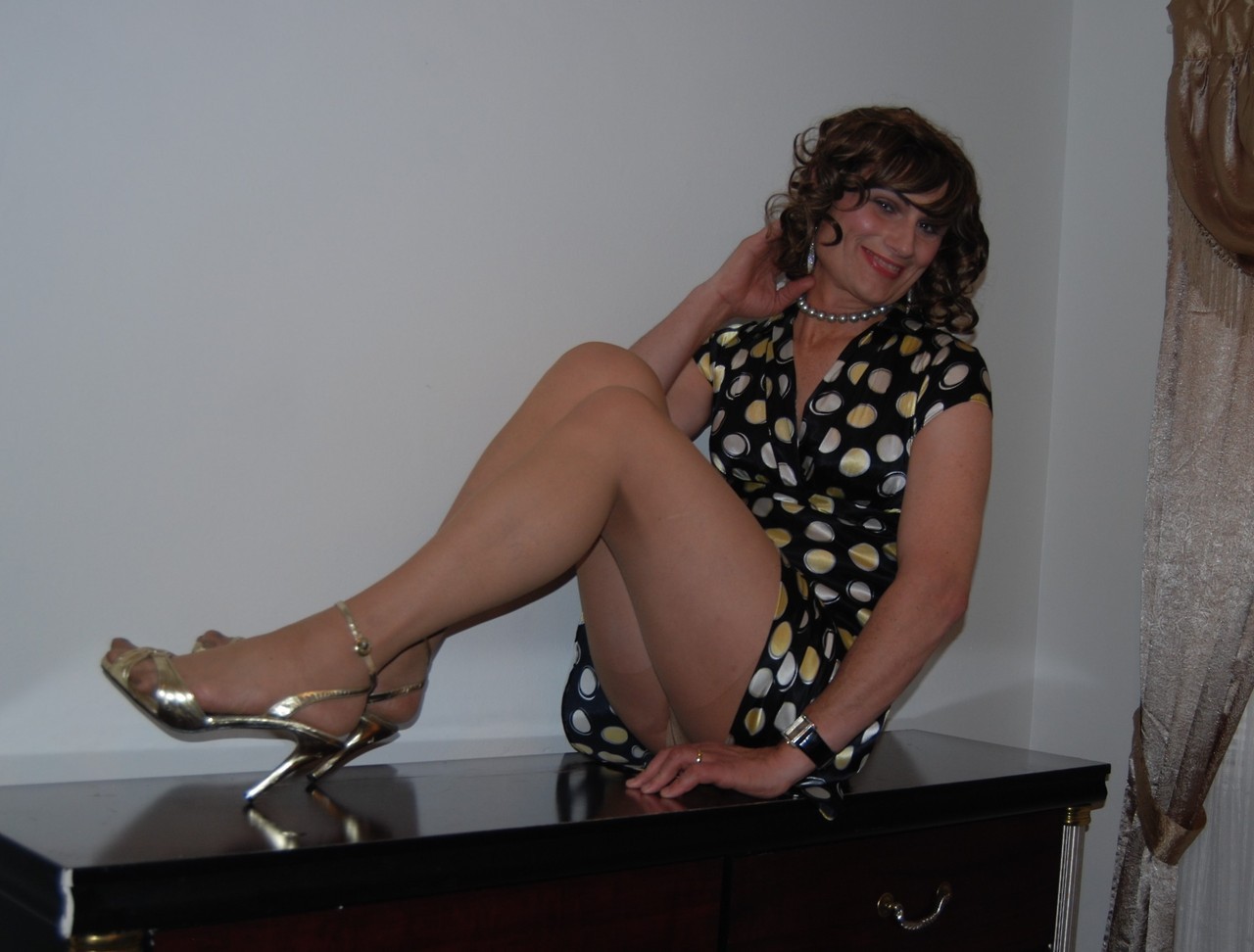 auntjudysfembois:  don’t put your feet on the furniture dear … that’s not lady-like