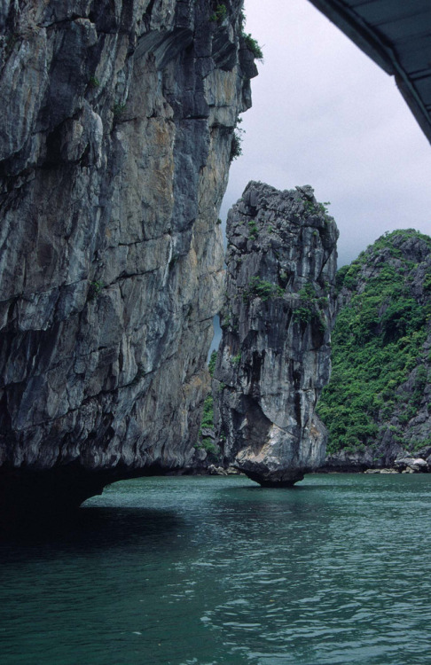 brutalgeneration:  199909 242 at Halong Bay (by williewonker) 