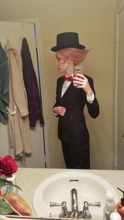 vulpismajor:  Pearl costest for AWA (without the makeup, gotta figure that out tomorrow!) Gotta fix the wig just a bit, but considering it is the worst wig I have ever had the displeasure of buying it turned out okay!!!  Gotta take up the pants an inch