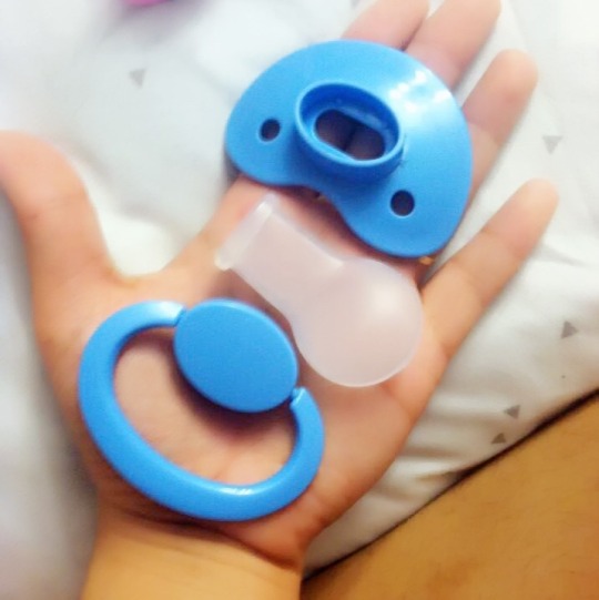 crayola-crybaby:  I just got my first adult binkie, and of course the first thing I wanna do is tear it apart and make it look cute! I don’t know about you, but I much prefer the super cute MAM brand guards to the plain, solid colored ones most pacifiers