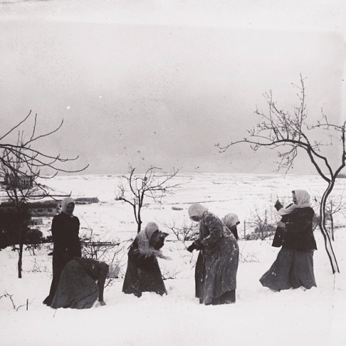 zamaaanawal:Palestinian girls playing in the snow, Jerusalem, Palestine, 1921,