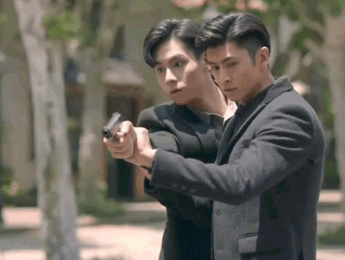 lu yao and chusheng holding the same gun and looking at each other in confusion