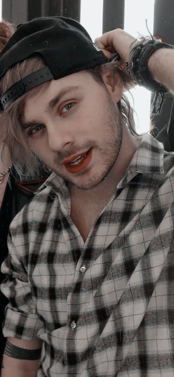 michael clifford; simple lockscreenlike/reblog | @spearbinsung