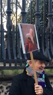 frontier001: Sir Ian McKellan is at the Woman’s March ✊🏻 CARRYING A CAPTAIN PICARD FACE PALM SIGN! 😆😆😆  https://twitter.com/shxrlocked/status/822887186345459712 