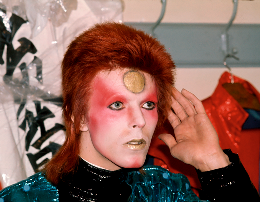 soundsof71:  David Bowie, 1973: no eyebrows, classic eyeliner game, gold lipstick