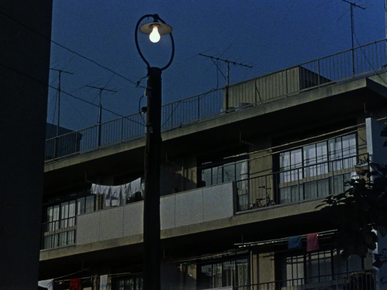 ozu-teapot:  An Autumn Afternoon | Yasujirô Ozu | 1962Pillow shots