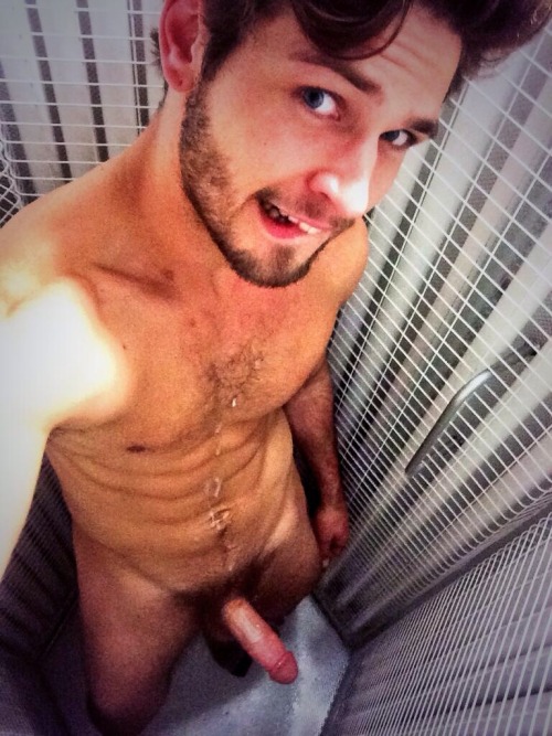 Porn photo troyisnakedwitholly:  seriously hot 