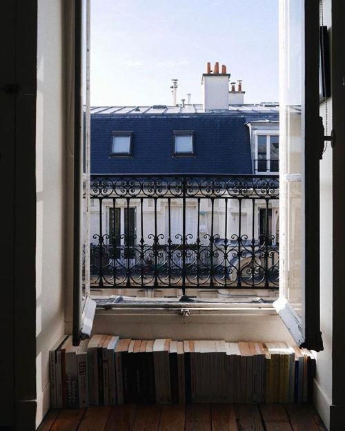 bonjourfrenchwords - Des livres, du soleil et Paris. • Books, sun...