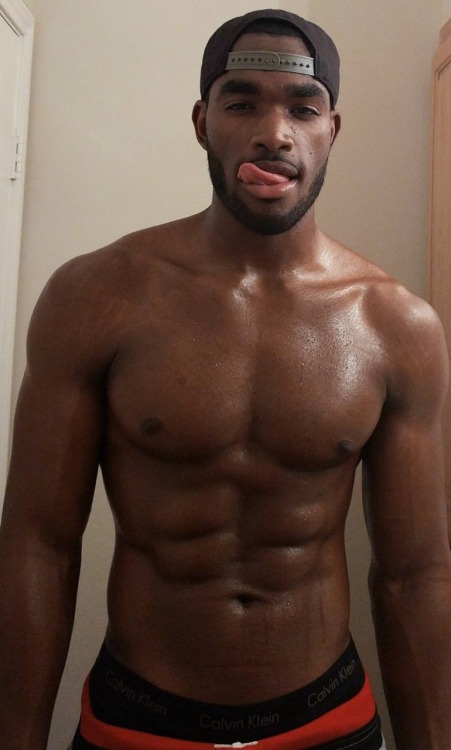 snakelover66: floridaboi1k: tastyblkman2:Chocolate Tease OMFGG  That tongue