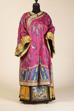 fashionsfromhistory:  Manchu Woman’s Informal Domestic Coat Late 19th Century to Early 20th Century  Qing Dynasty Kent State University Museum Pinterest 