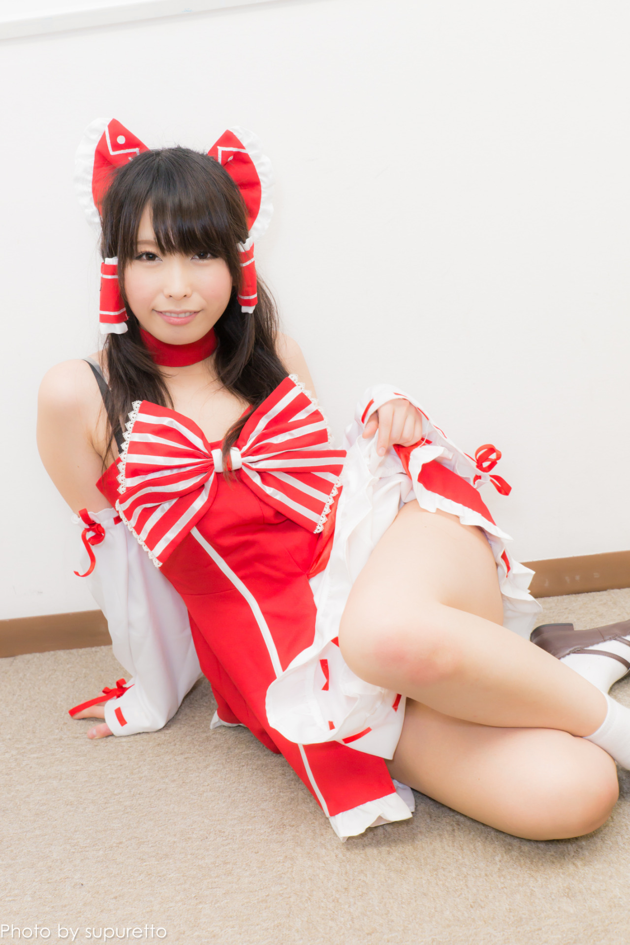 cosplaygirl:  「有村千佳」さん(東方Project 霊夢)【Twitter:chika_arimura】