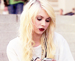 cesbeautes-blog:  Gossip Girl | How to succeed in bassness [3x07]. 