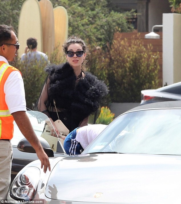 thegestianpoet: filstvincent:  Annie’s Porsche appreciation post.   Annie and Cara