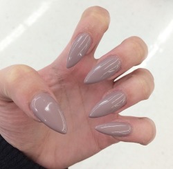 miamisugarxo:  missglamourbunny:  makeupidol:  beauty // make up blog xo  IG:rosannaelizabethx  So I’m still trying to understand nail science. Did these originally start out as her nails with the acrylic top?? I feel so dumb  Yes ^ sometimes they will