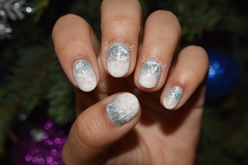 Simple snowflake nails using LVX Lait, holographic glitter from Bonita and acrylic paint. Love how t