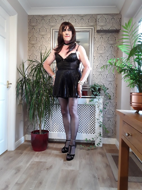 daisyknight-maid: karensilk: Gorgeous, love the pose, wish I were with you Gorgeous dress