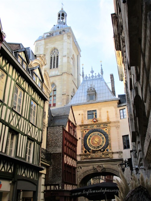 blatterpussbunnyfromhell: charlesreeza: Rouen’s Gros-Horloge (Big Clock) is a 14th-century astronomi