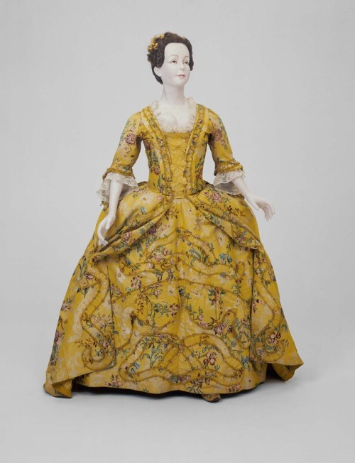 • Dress in two parts (petticoat). Date: ca. 1745